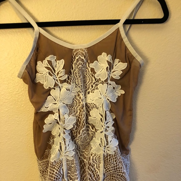Beautiful tan bodysuit with white scalloped lace - Picture 2 of 3